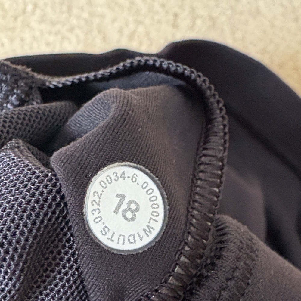 lululemon athletica Classic Black tank top size 18 built in bra Camisole - Picture 5 of 5